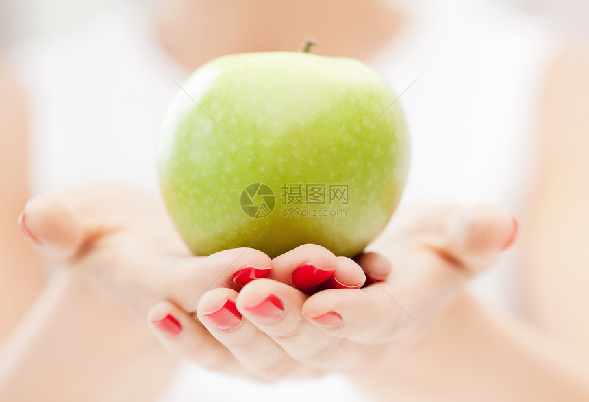 女性用绿苹果手保健饮食午餐活力女孩奶奶小吃营养食物维生素图片