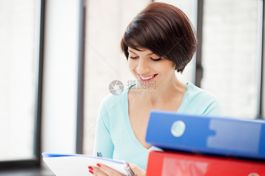 带有女性文件夹的妇女教育员工商业快乐工人商务老师企业家经理学生图片