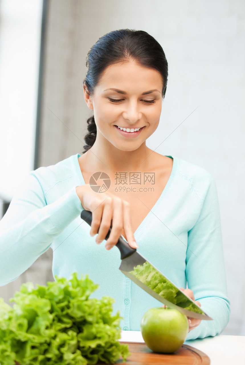 厨房里美丽的女人在厨房里青菜微笑家庭主妇食物蔬菜女性烹饪桌子营养快乐图片
