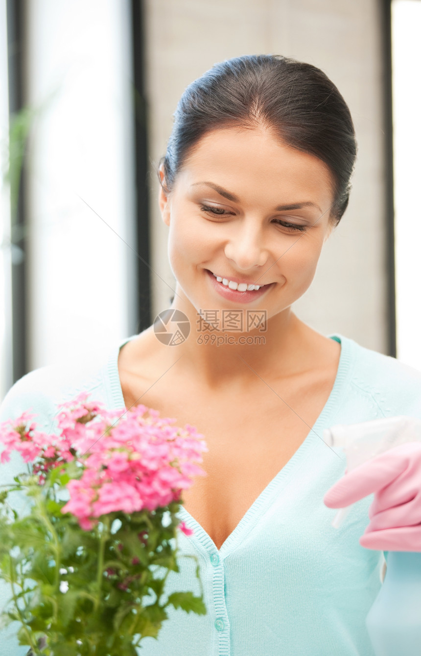 有花的可爱家庭主妇工作爱好植物女性微笑家务生长妻子园艺喜悦图片