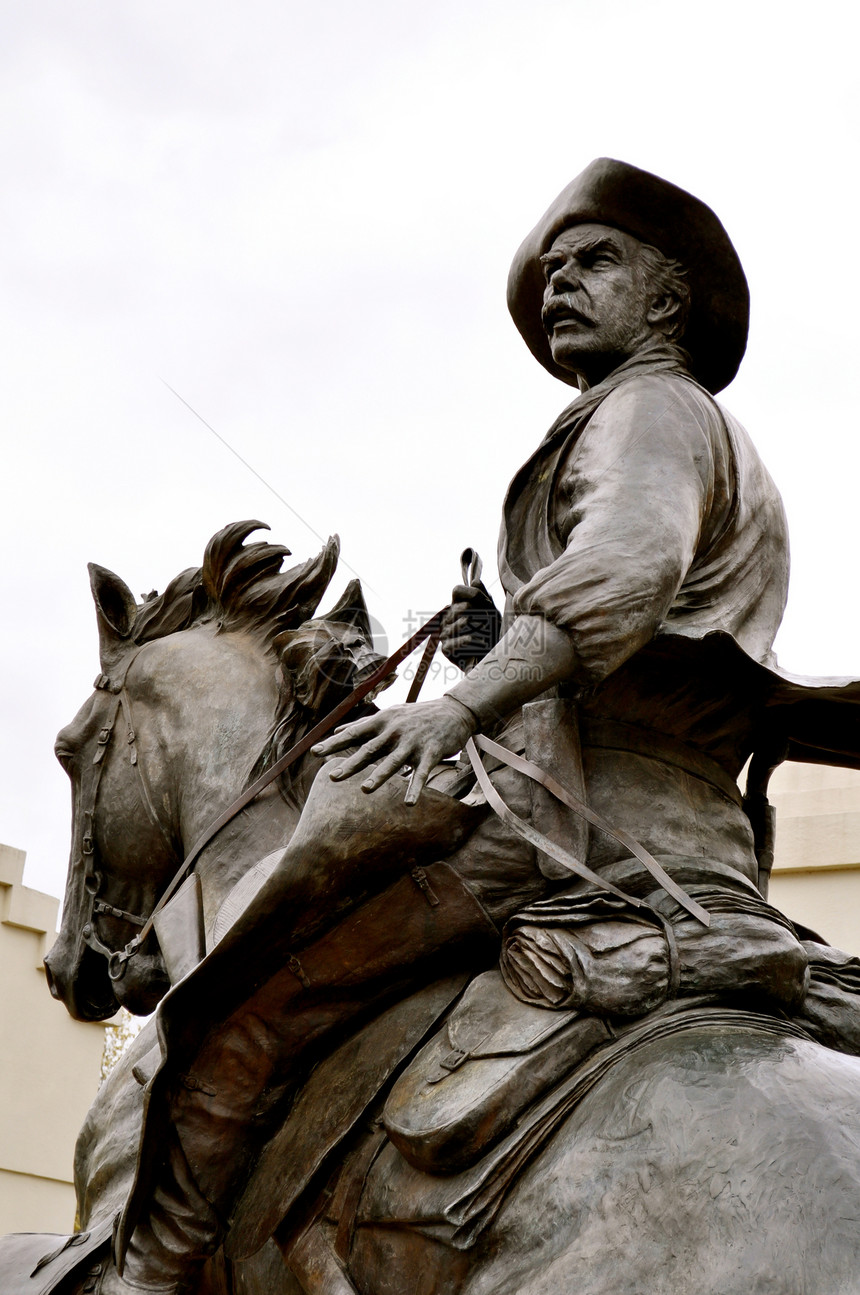 瓦科雕像人骑马青铜骑士男人艺术品雕塑图片