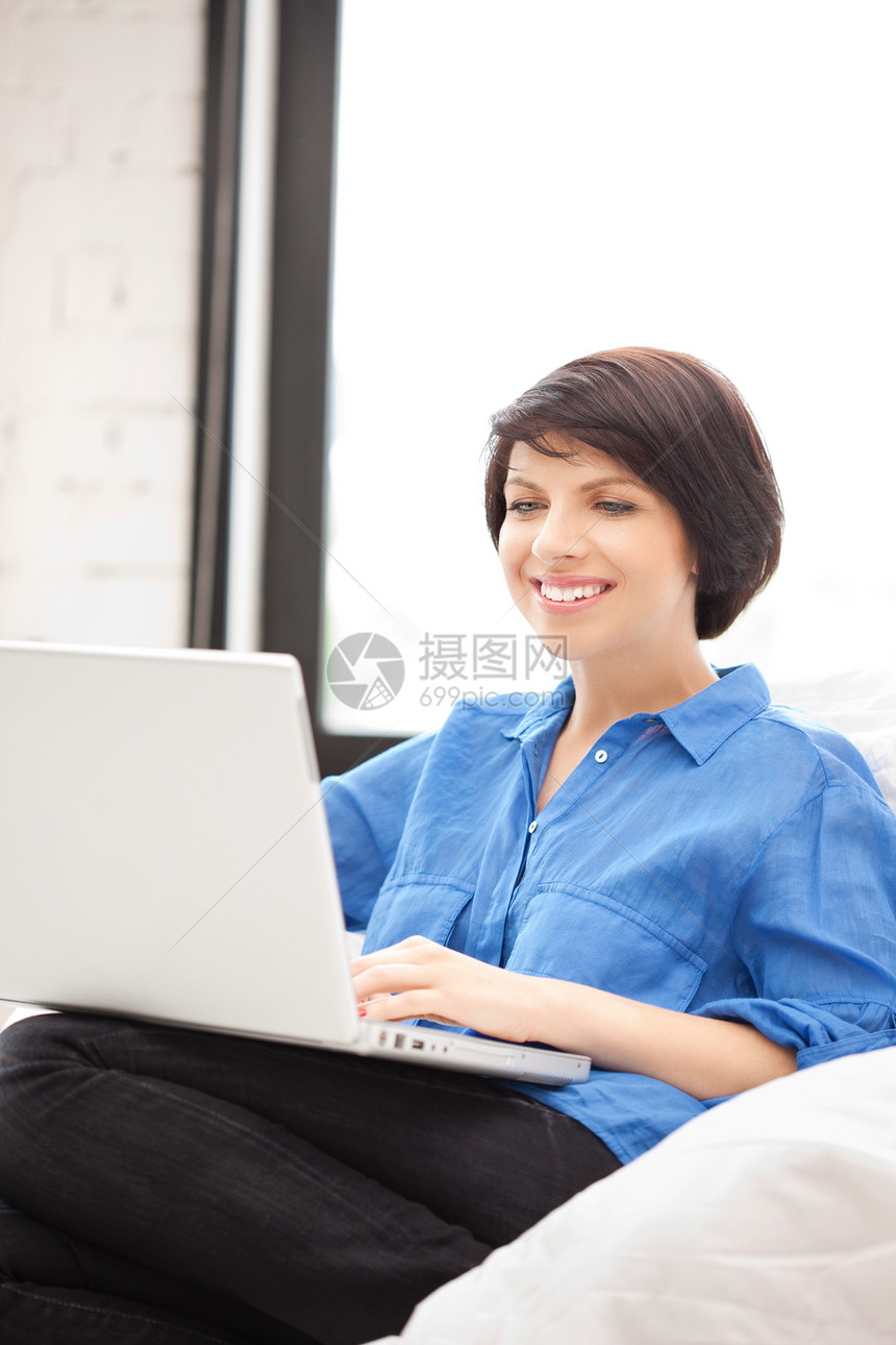拥有笔记本电脑的幸福妇女办公室微笑享受中年快乐教育女性女孩互联网技术图片