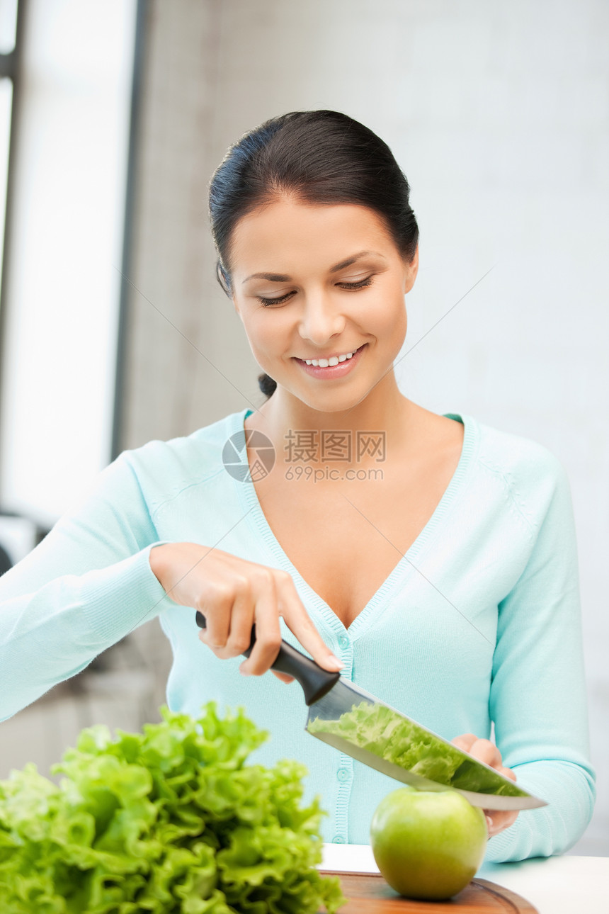 厨房里美丽的女人在厨房里女孩饮食女性食物妻子快乐微笑桌子青菜蔬菜图片