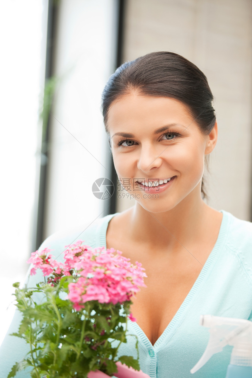 有花的可爱家庭主妇微笑生长家务园艺花店爱好植物快乐女性工作图片