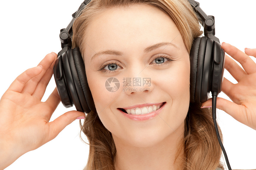 使用大耳机的快乐少女享受乐趣女性音乐女孩微笑音乐播放器听力耳机青少年图片