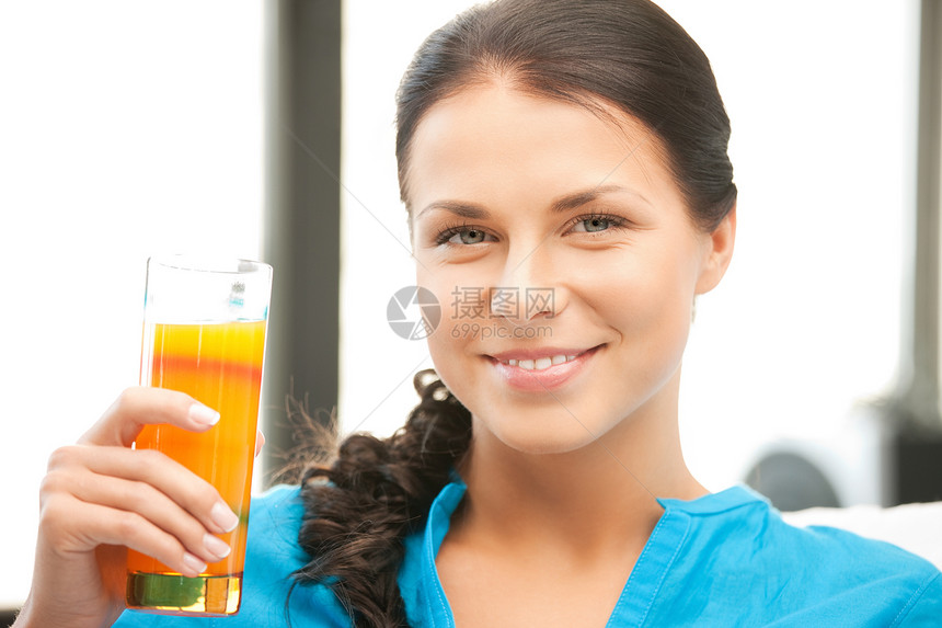 美丽的女人 有果汁的杯子卫生女孩快乐保健营养液体减肥活力饮食橙子图片