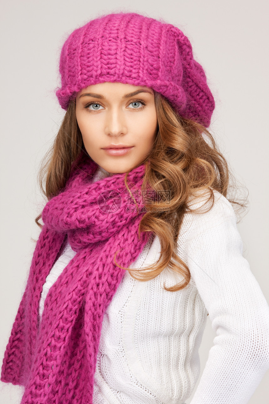 戴冬帽的美女幸福帽子女孩衣服羊毛福利季节棉被女性成人图片