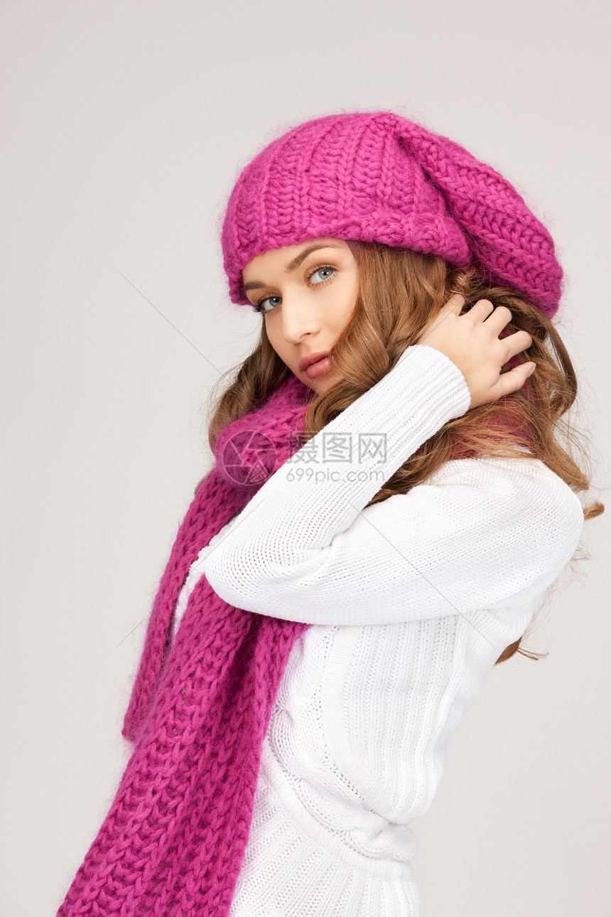 戴冬帽的美女棉被福利成人女孩幸福女性季节羊毛帽子衣服图片