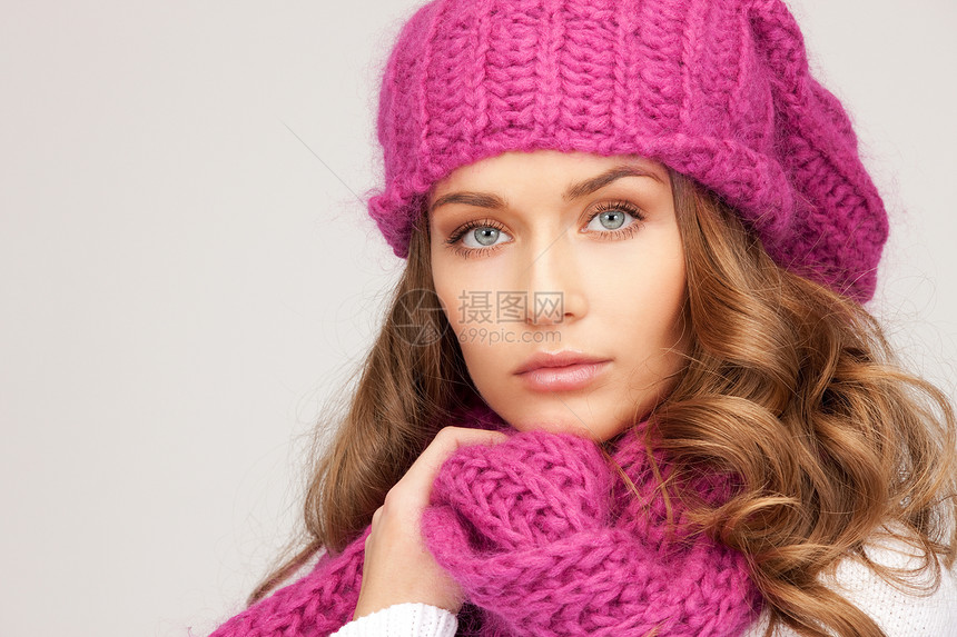 戴冬帽的美女成人帽子羊毛幸福女性女孩衣服福利季节棉被图片