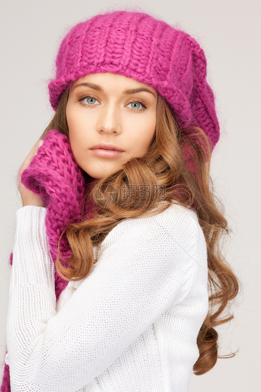 戴冬帽的美女衣服帽子季节幸福棉被成人女性羊毛围巾福利图片