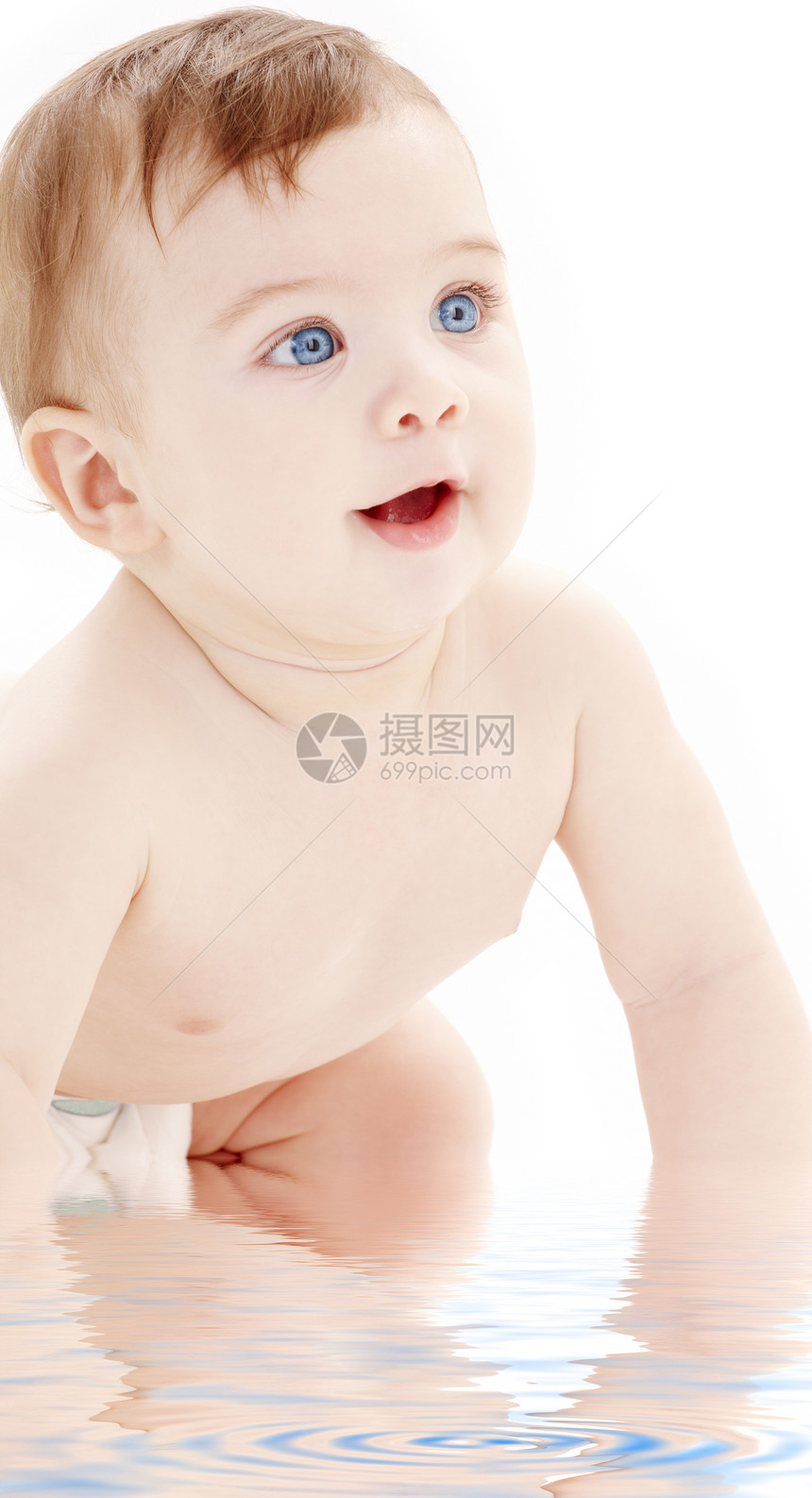 爬行婴儿男孩向上看的肖像蓝色微笑快乐童年幸福保健男生男性生活育儿图片