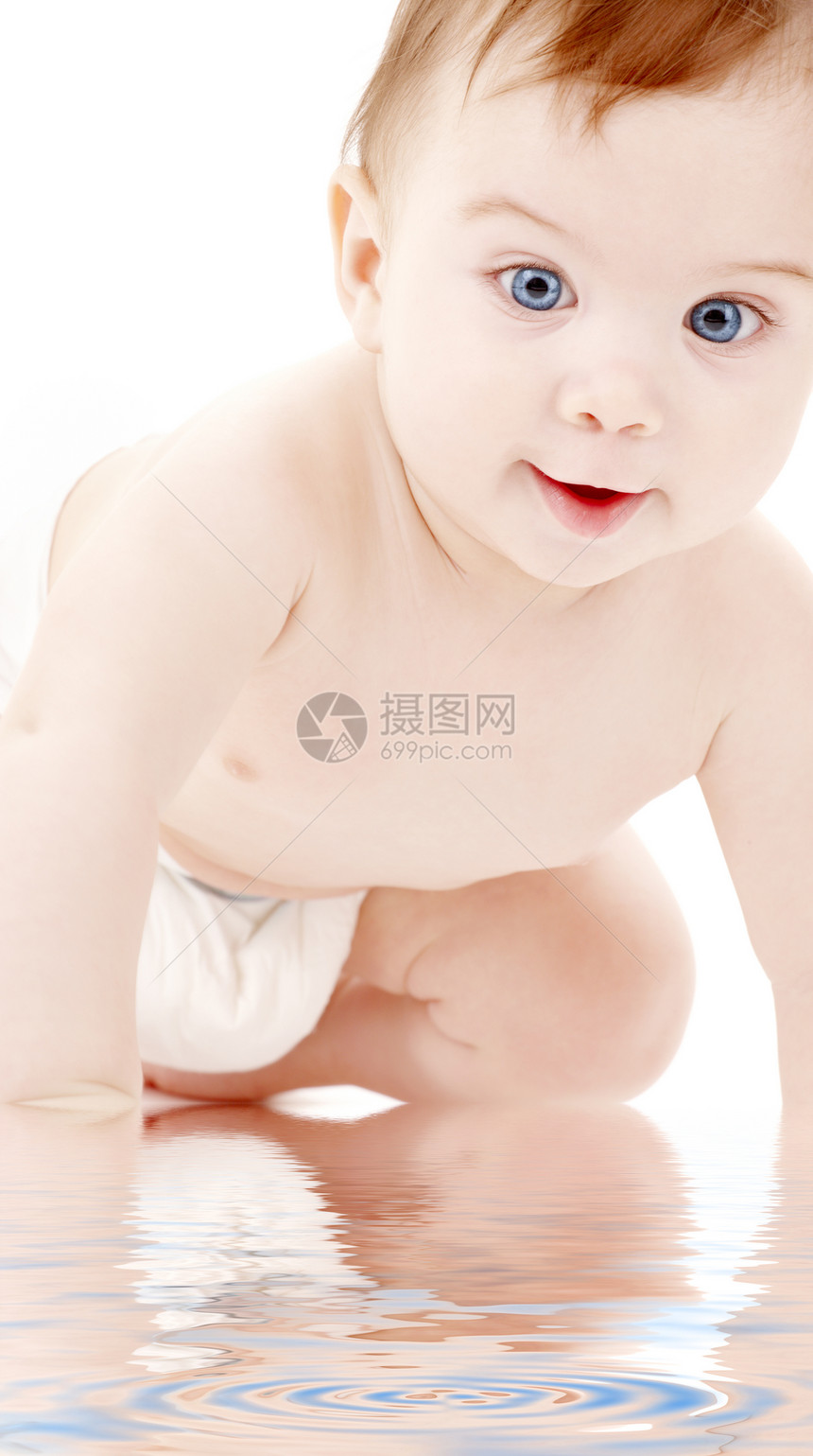 爬行婴儿男孩肖像育儿生活新生蓝色尿布青少年皮肤保健幸福微笑图片