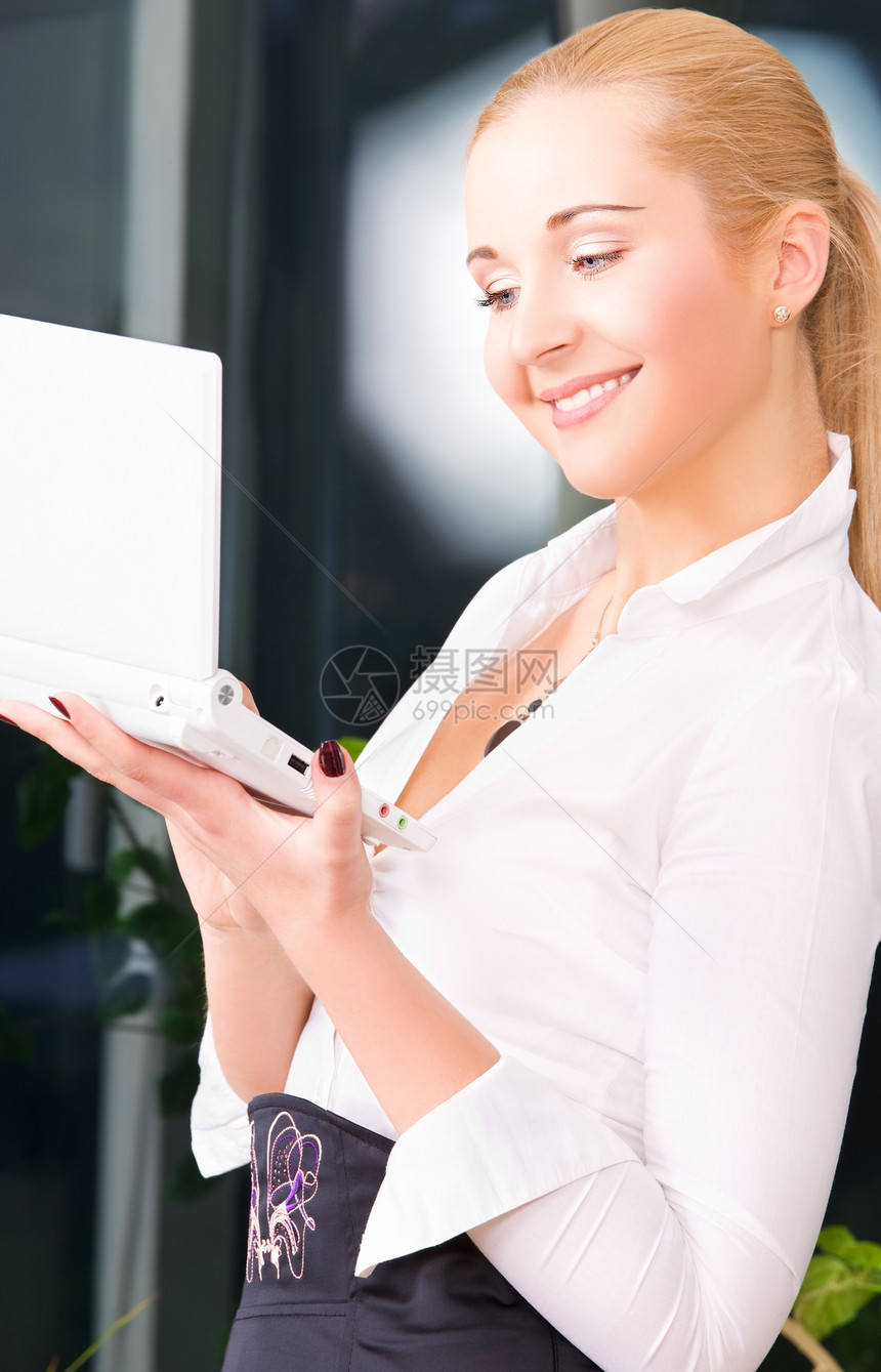 拥有膝上型计算机的快乐女商务人士商务微笑女孩邮件网络金发女郎上网互联网女性笔记本图片
