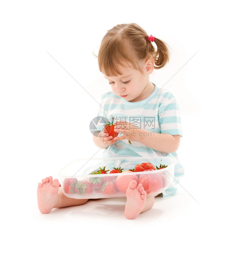 有草莓的小女孩赤脚婴儿女性微笑食物童年水果营养甜点盒子图片