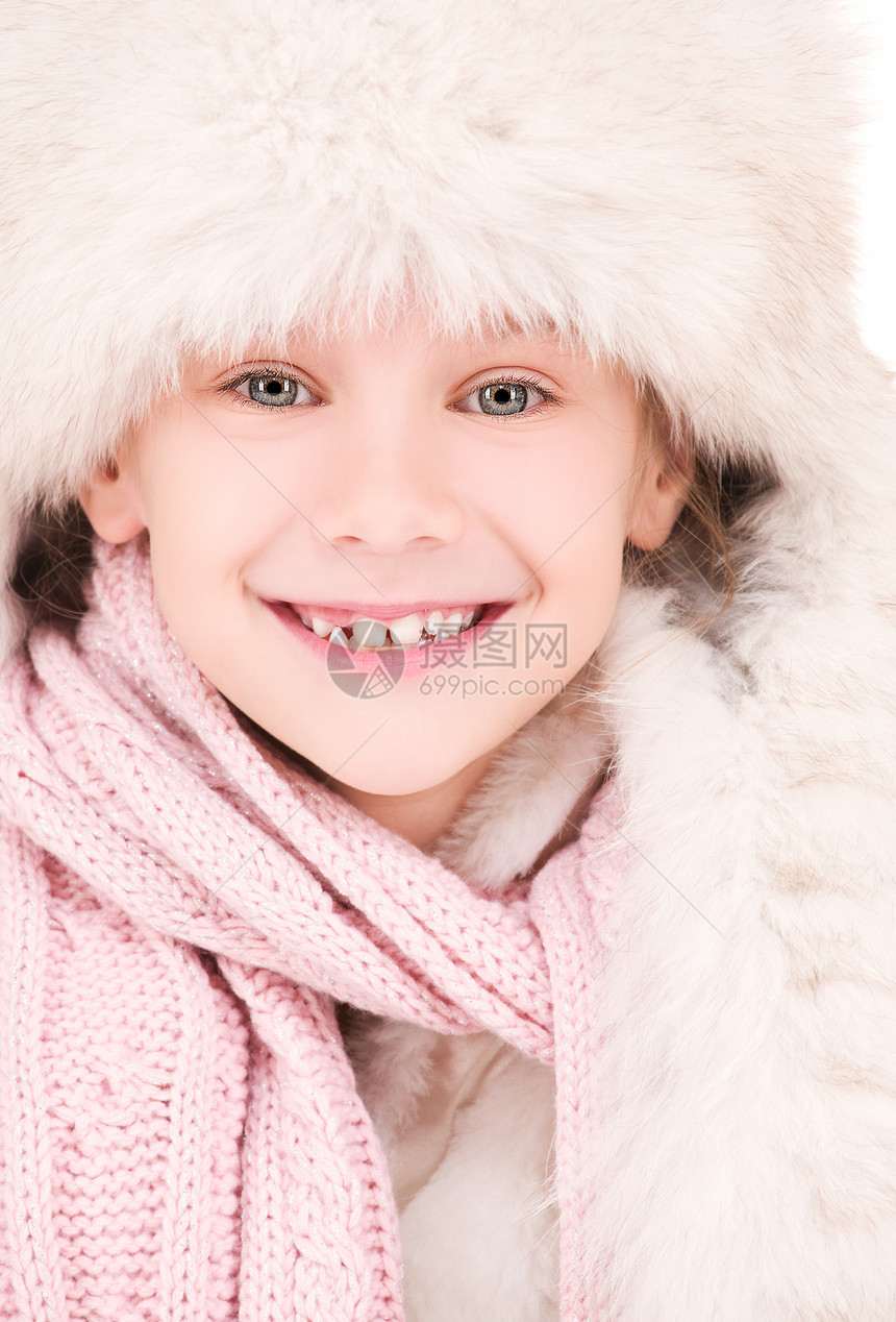 戴冬帽的快乐女孩童年帽子情感幸福微笑乐趣喜悦羊毛毛皮围巾图片