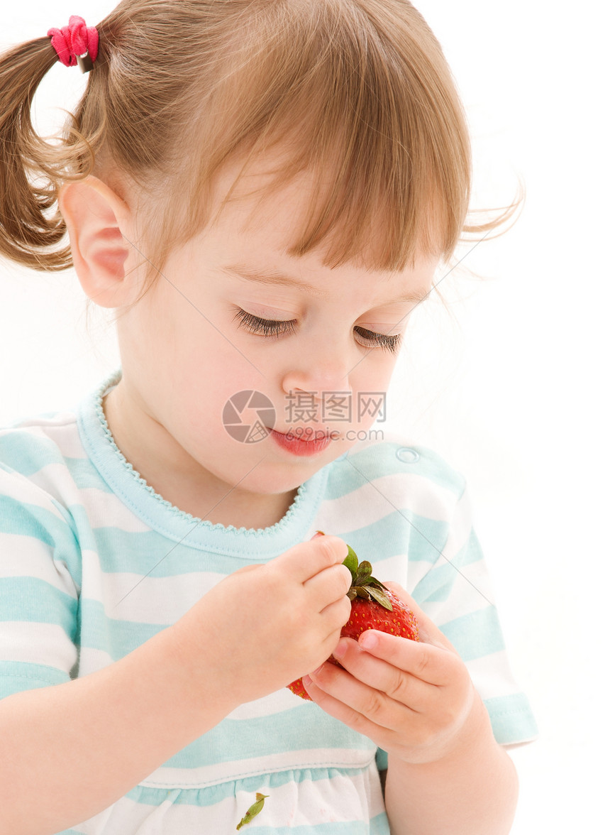 有草莓的小女孩营养女孩水果条纹棕色孩子白色甜点活力童年图片