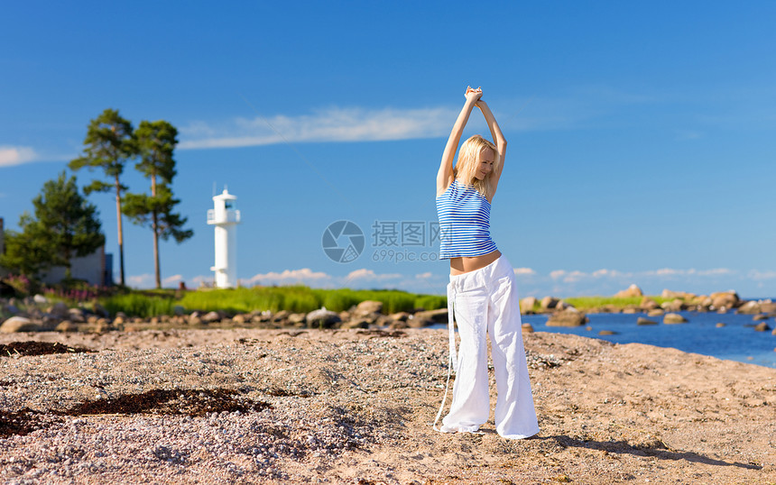 海洋旅行假期海滩中年女孩活力乐趣情感幸福天空图片