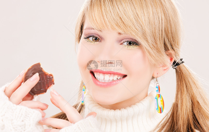 饼干食物女孩享受金发女郎羊毛甜点微笑快乐饮食青少年图片