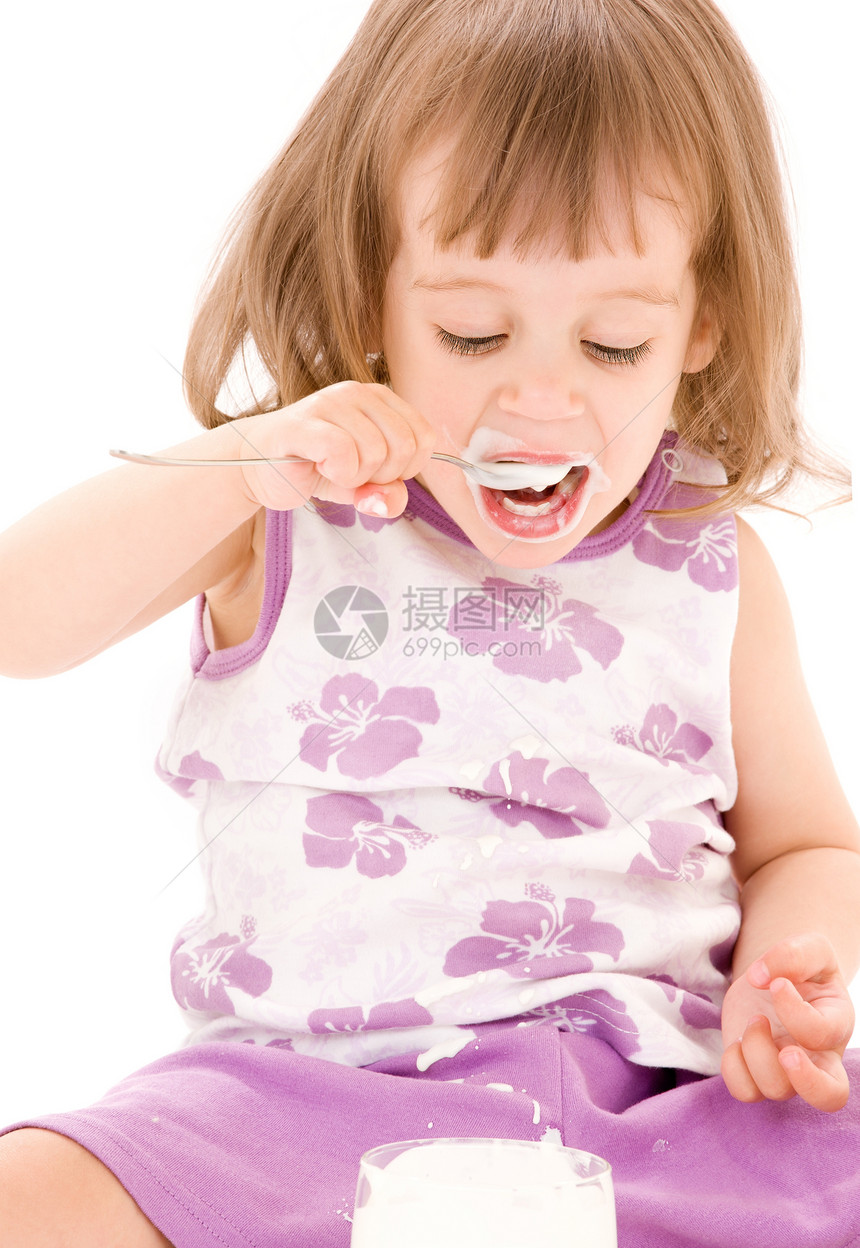 带酸奶的小女孩甜点孩子女性婴儿食物土壤童年营养赤脚饮食图片