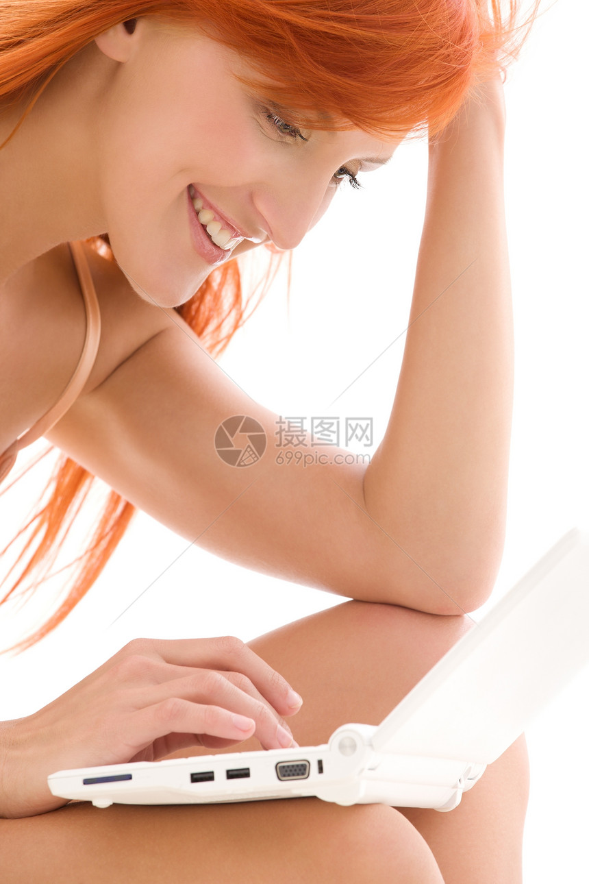 带笔记本电脑的快乐红发女人邮件八卦女性电子邮件技术网络女孩微笑上网互联网图片
