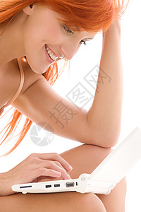 带笔记本电脑的快乐红发女人邮件八卦女性电子邮件技术网络女孩微笑上网互联网背景图片