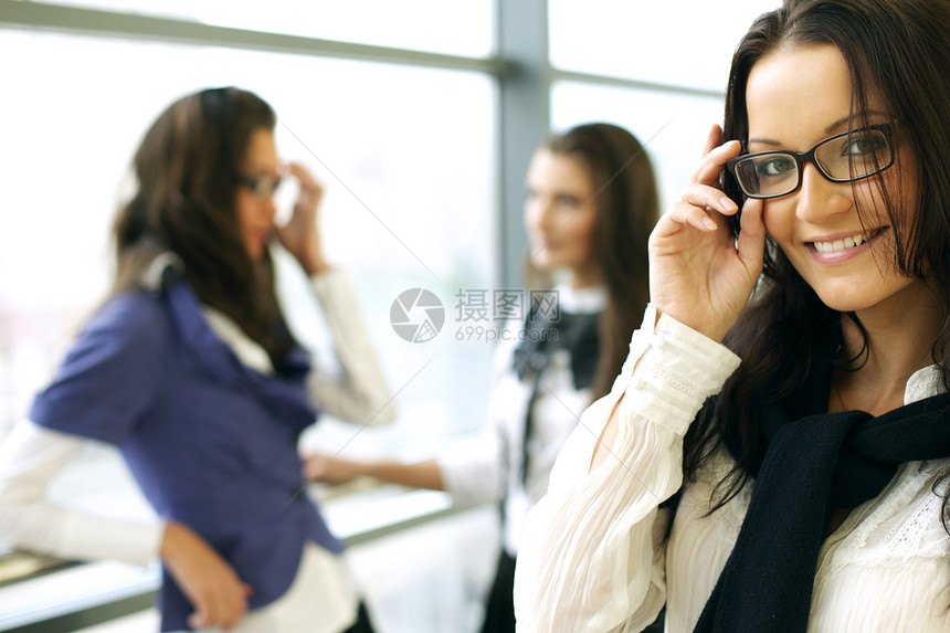 微笑学生棕色人脸女性头发女孩白色工作前景商业生意图片