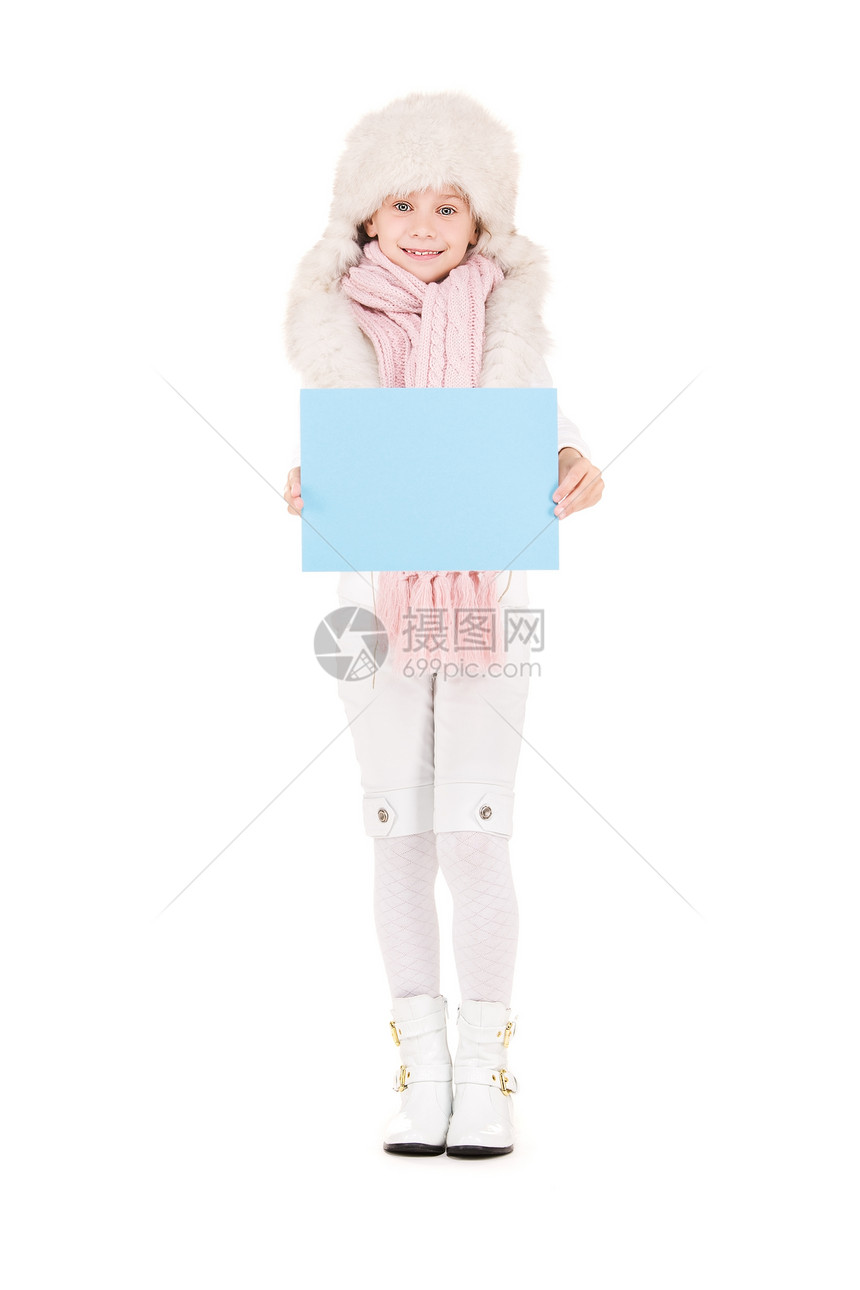 身戴冬帽 带空白板的女孩海报微笑棉被卡片快乐围巾女性孩子推介会帽子图片