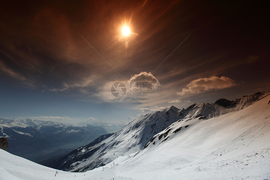 山上有高山滑雪天空冰川顶峰远足季节旅游爬坡运动旅行图片