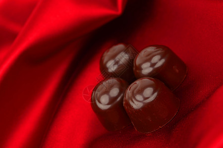 红色上巧克力糖正方形标签庆典盒子小吃甜点金子丝带奢华食物背景图片