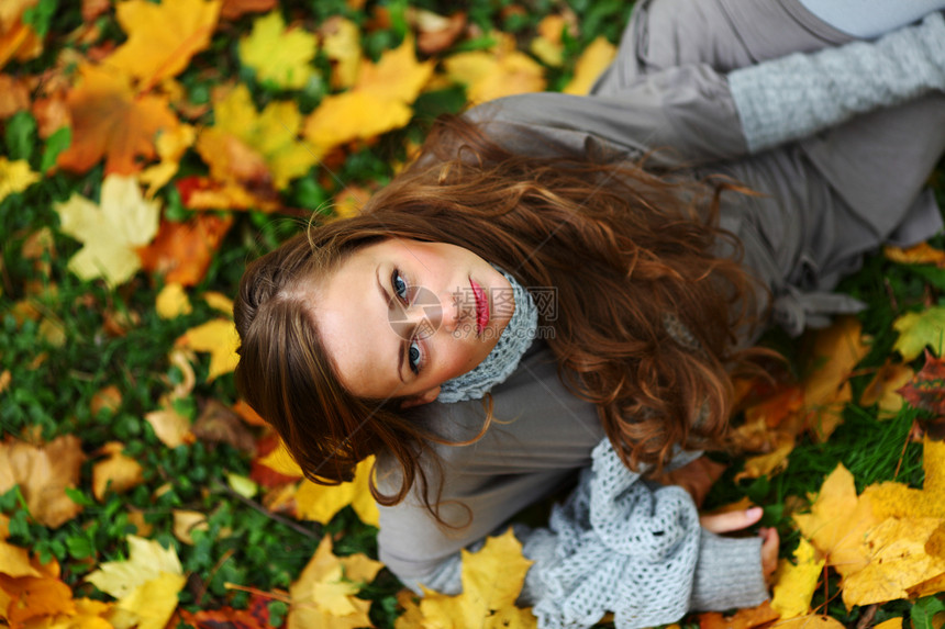 秋季妇女眼睛毛衣感恩季节女孩女性头发幸福叶子橙子图片