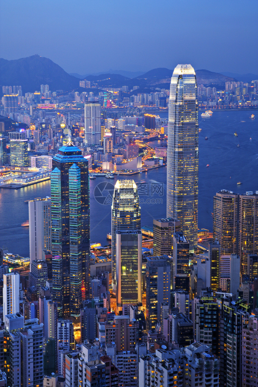 香港在暮光垂直图片