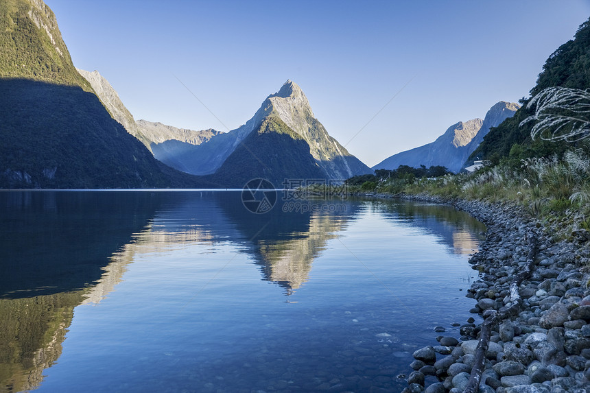 新西兰密尔福德音响水平反射旅游峡湾旅行景点图片