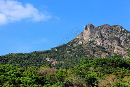 狮子摇滚 狮子像香港的山峰一样 是市中心头脑城市地标岩石晴天绿色精神爬坡天空背景图片