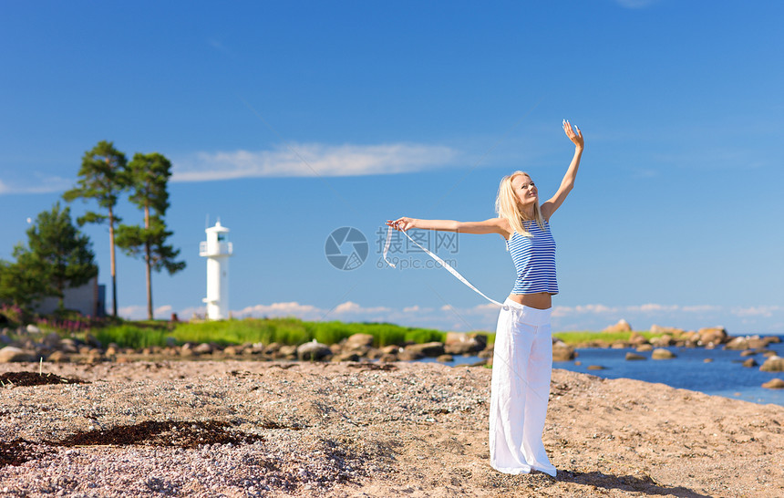 海洋女性享受假期情感女孩蓝色自由微笑活力天空图片