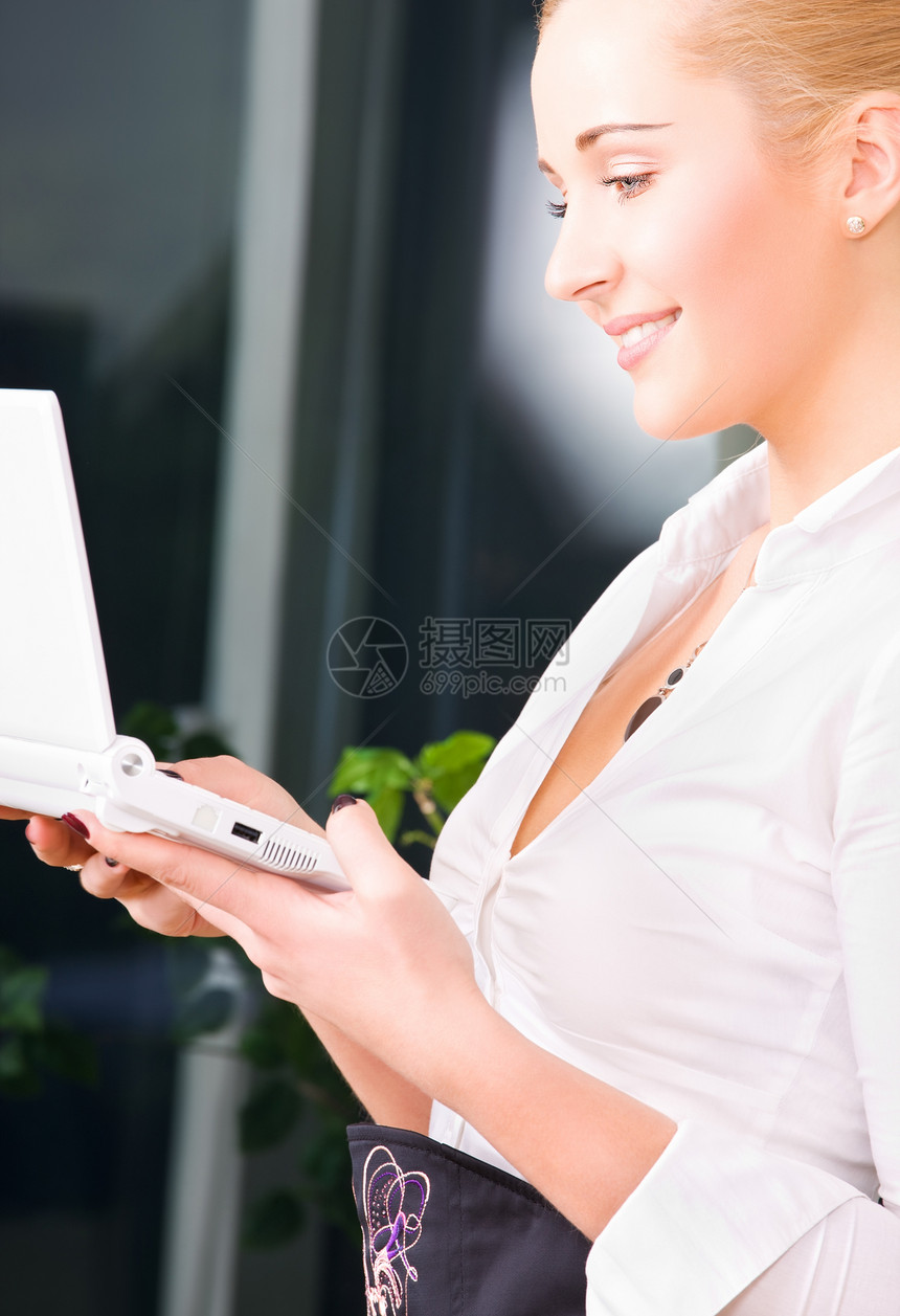拥有膝上型计算机的快乐女商务人士互联网人士邮件技术电脑金发女郎网络微笑商业笔记本图片