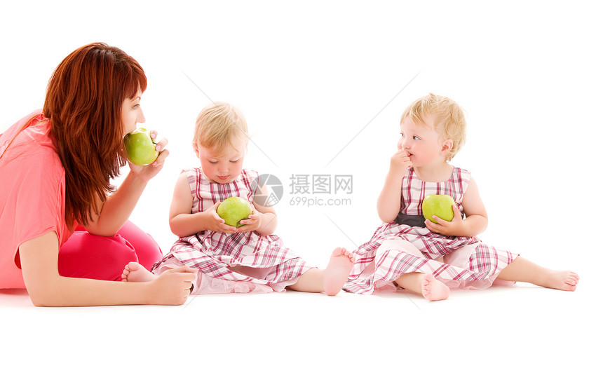 双胞胎母亲家庭食物孩子们女孩营养赤脚姐妹婴儿女孩们图片