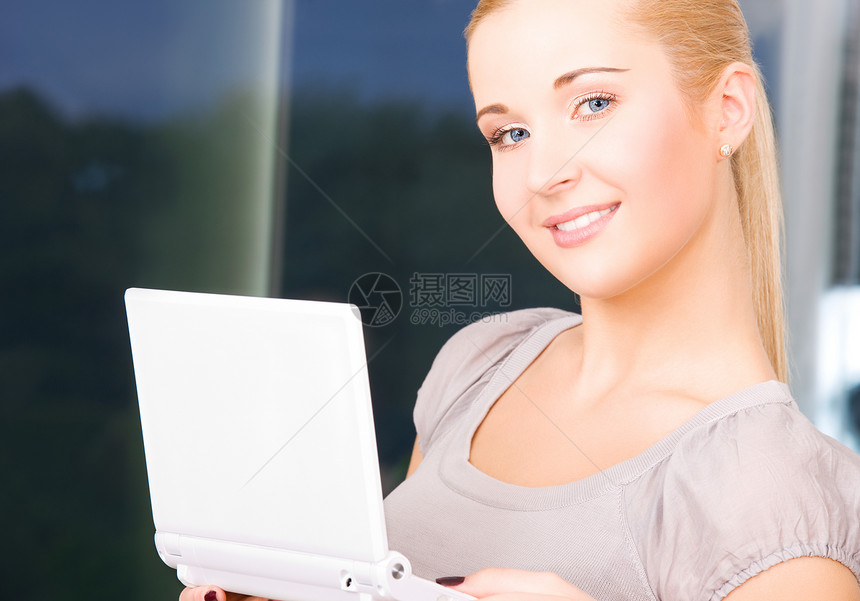 拥有膝上型计算机的快乐女商务人士商务笔记本微笑金发女郎女性人士上网互联网技术衣领图片