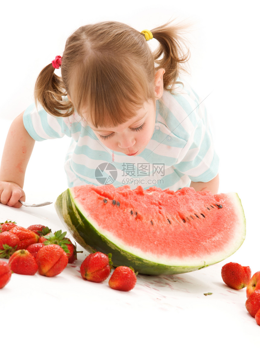 有草莓和西瓜的小女孩婴儿水果微笑裙子食物营养活力女性土壤童年图片