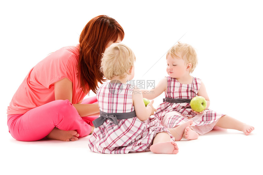 双胞胎家庭营养母亲女孩孩子童年女孩们女性妈妈水果图片