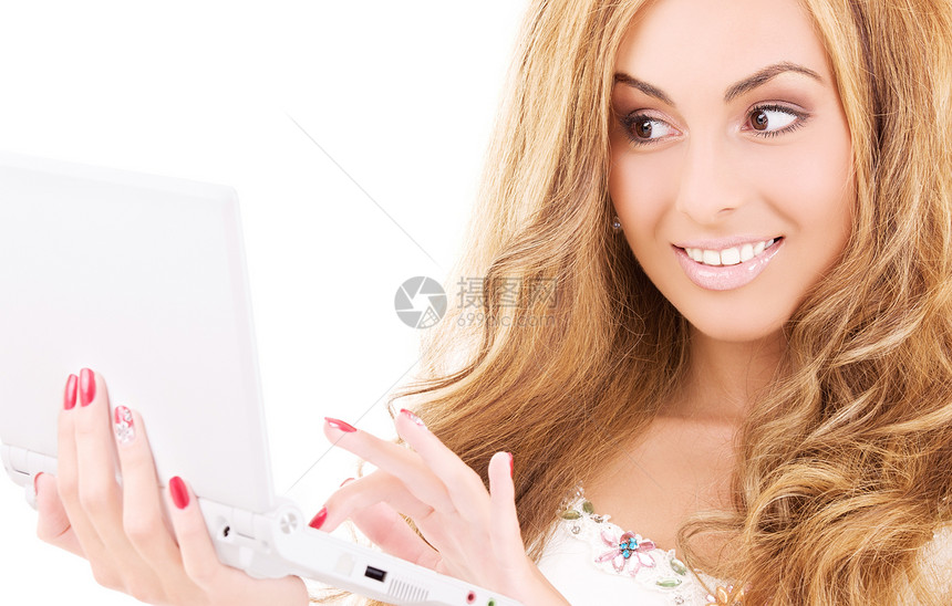 拥有笔记本电脑的幸福妇女女性电子邮件网络女孩上网八卦微笑互联网邮件快乐图片