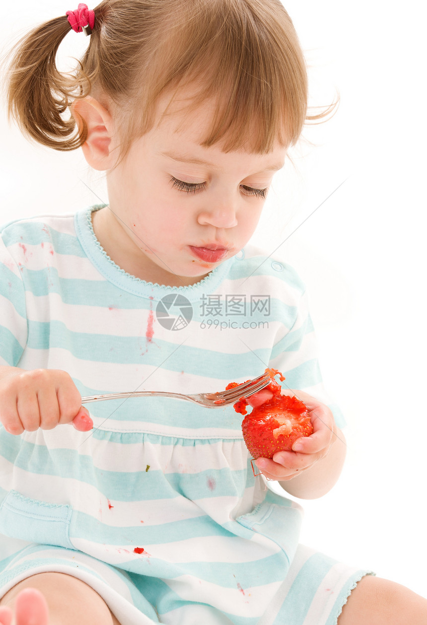 有草莓的小女孩土壤裙子童年营养婴儿女孩孩子食物女性活力图片