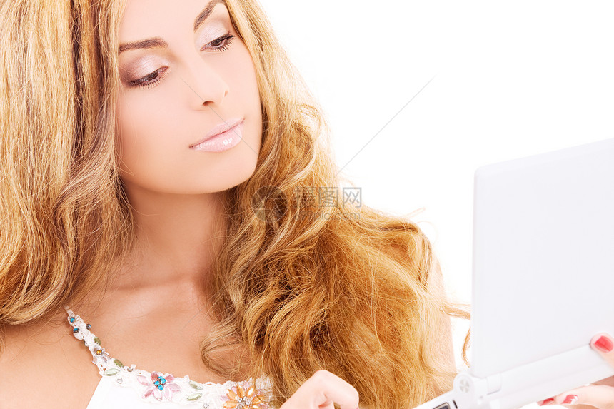 拥有膝上型计算机的妇女上网头发八卦笔记本学生技术网络女孩邮件教育图片