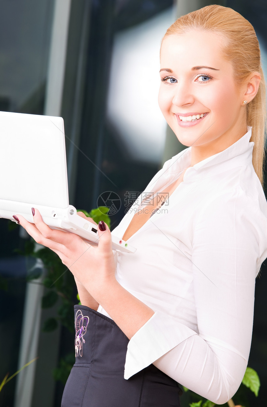 拥有膝上型计算机的快乐女商务人士金发女郎女性享受衣领笔记本上网技术人士女孩商务图片