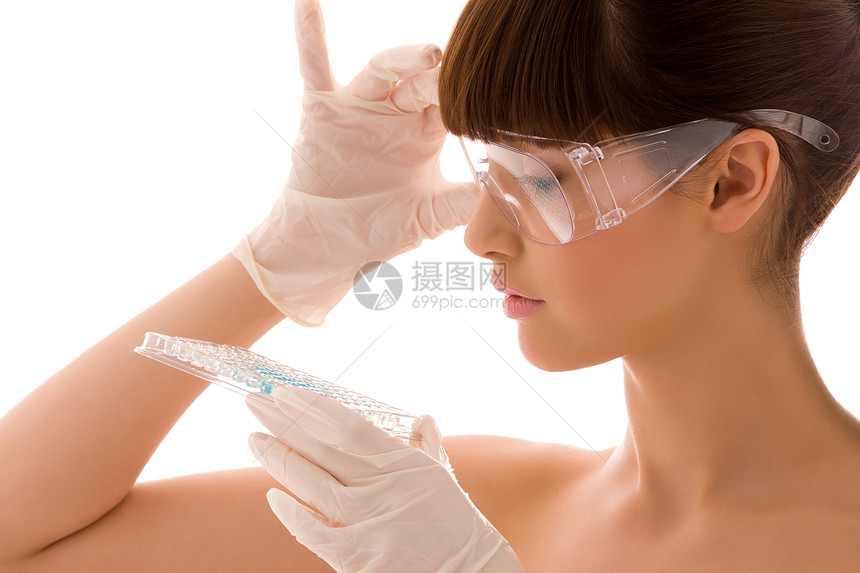 实验室工作试剂蓝色眼镜女士化学品学习女性化学家检查生物学图片