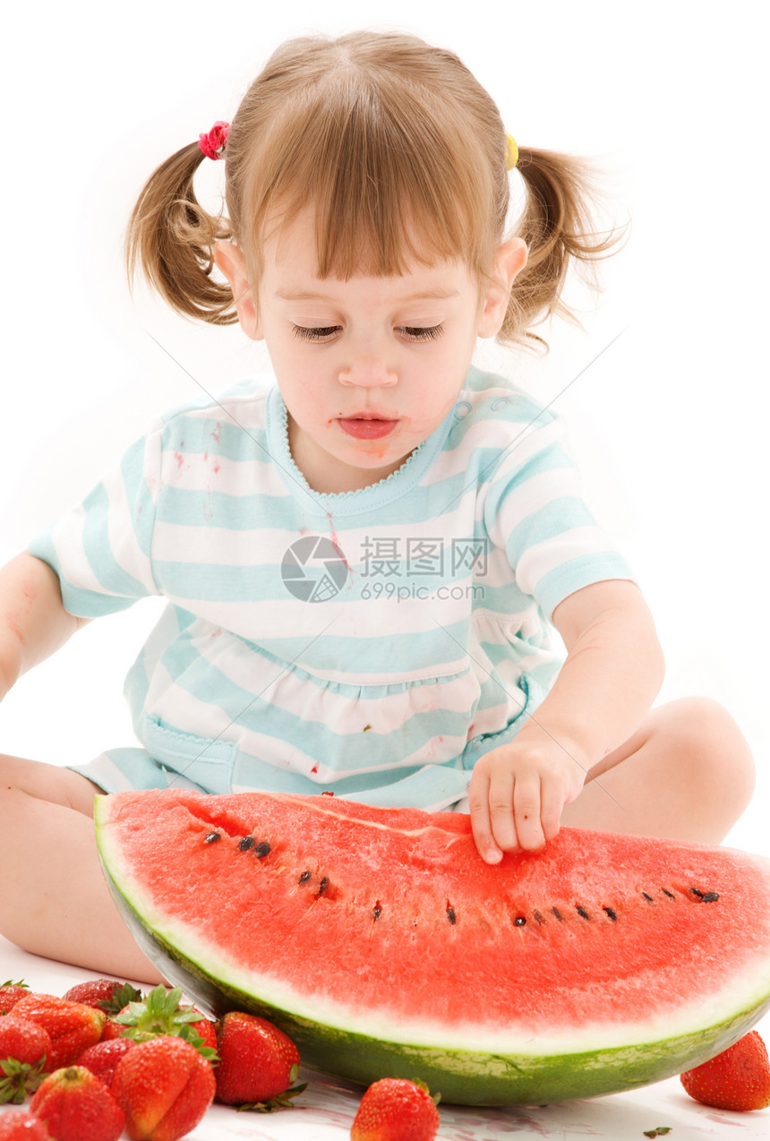 有草莓和西瓜的小女孩女性食物土壤孩子女孩活力婴儿童年裙子甜点图片