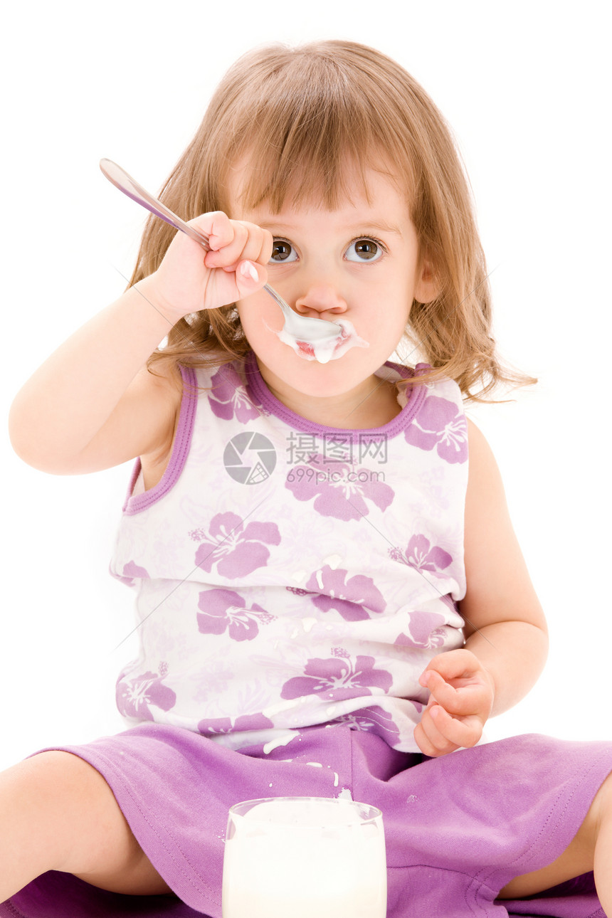 带酸奶的小女孩女性婴儿孩子赤脚勺子活力女孩食物早餐饮食图片