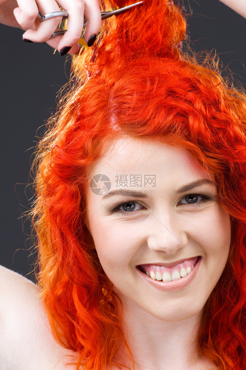 带剪刀的红头红头发快乐发型活力福利女性卫生理发护理女孩卷曲图片