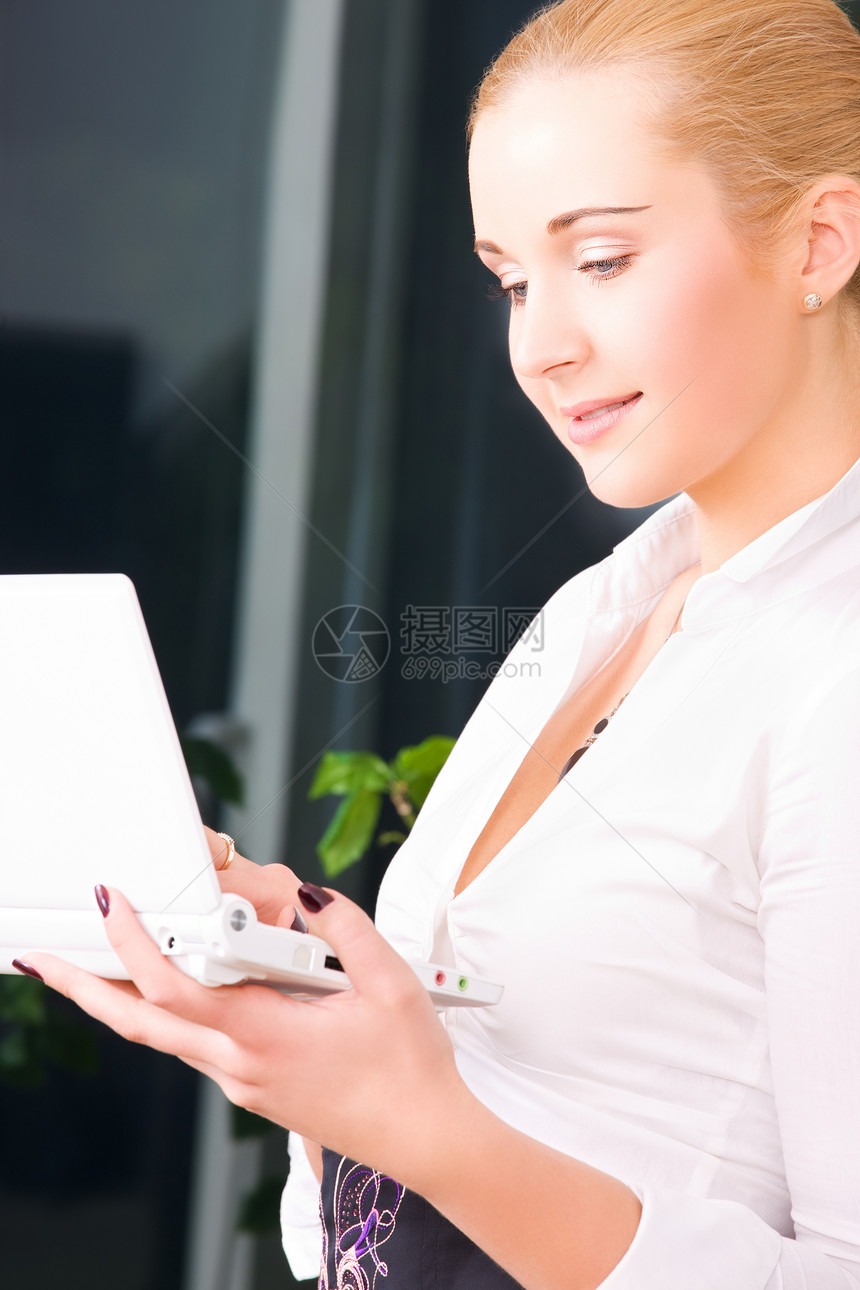 拥有膝上型计算机的快乐女商务人士上网笔记本商务女性衣领邮件金发女郎人士互联网八卦图片