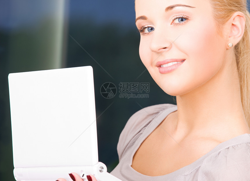 拥有膝上型计算机的快乐女商务人士商业金发女郎笔记本衣领微笑女性上网互联网享受技术图片