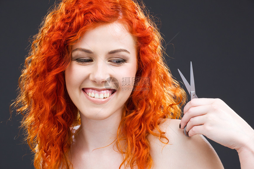 带剪刀的红头红头发女孩理发师卫生卷曲发型理发保健福利活力护理图片
